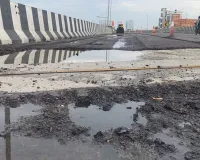 Unnao News : 64 करोड़ के गदनखेड़ा ओवरब्रिज की सड़क दो साल में उखड़ी, सरिया आया बाहर; गुणवत्ता पर उठे सवाल