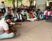 Chitrakoot News : चित्रकूट में किसानों के समर्थन में धरने पर बैठे सदर विधायक अनिल प्रधान, निजी ट्यूबवेल योजना की सामग्री न मिलने पर जताया विरोध