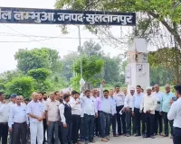 Sultanpur News : SDM के तबादले की मांग पर आर-पार, छठे दिन भी हड़ताल पर रहे अधिवक्ता; तहसील से सड़क तक निकाला विरोध मा