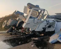 Barabanki News : पूर्वांचल एक्सप्रेसवे पर तेज रफ्तार ट्रेलर पलटा, चालक-परिचालक गंभीर घायल