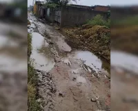 Moradabad News : सड़क पर जलभराव को लेकर ग्रामीणों का फूटा गुस्सा