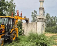 Sambhal News : कब्रिस्तान की जमीन पर बनी अवैध ईदगाह पर चला प्रशासन का बुलडोजर