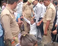 Bareilly News : कलेक्ट्रेट गेट पर दंपति ने बच्ची संग आत्मदाह का किया प्रयास, पुलिस की सतर्कता से टला बड़ा हादसा