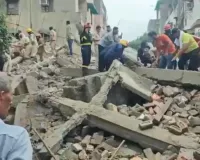 Delhi News : भारी बारिश के बीच दिल्ली के रोहिणी में मकान ढहा, कई लोगों के मलबे में दबे होने की आशंका