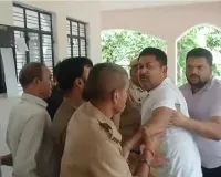 Barabanki News : रामनगर तहसील में नाजिर और पेशकार के बीच मारपीट, CCTV में कैद हुआ हंगामा