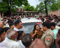 Barabanki News : किसान की मौत पर भड़का गुस्सा, सड़क पर शव रखकर परिजनों ने रोका अंतिम संस्कार