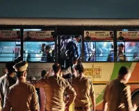 Moradabad News: लखनऊ-दिल्ली हाईवे पर पलटी प्राइवेट बस, 100 यात्रियों की बाल-बाल बची जान