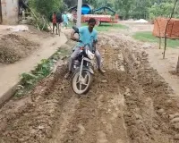 Barabanki News: अधूरी सड़क बनी मुसीबत, गर्भवती को चारपाई पर लिटाकर पहुंचाना पड़ा अस्पताल