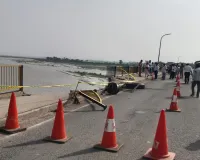 Kannauj News: गंगा पुल से नदी में गिरा मैदा लदा ट्रक, दो की जान बची, एक केबिन में फंसा; परिजनों ने लगाया जाम