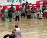 Meerut News : बारिश के पानी से भरे रेलवे अंडरपास में डूबी बग्घी, चालक और घोड़े की मौत