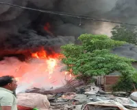 Kanpur News : जूही राखी मंडी के कबाड़ गोदाम में भीषण आग, प्लास्टिक के धुएं से मची अफरातफरी