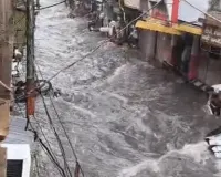 मथुरा में हुई झमाझम बारिश : आधा घंटे की बारिश में शहर बना तालाब, जगह-जगह हुआ जलभराव 