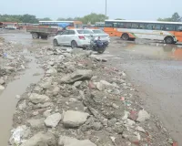 Kanpur News : झकरकटी बस अड्डा बना तालाब, बसों तक पहुंचने के लिए जूझे यात्री, चालकों ने किया तौबा