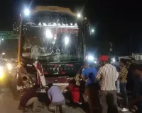 बाराबंकी में ट्रिपल टक्कर का तांडव: डंपर से भिड़ी डबल डेकर बस, पीछे से रोडवेज ने मारी टक्कर, पांच गंभीर घायल