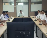 सिंगल यूज़ प्लास्टिक के दुष्प्रभावों और व्यवहारिक विकल्पों पर चर्चा को बैठे व्यापारी और अफसर