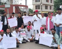 जौहर यूनिवर्सिटी कार्रवाई पर सपा युवजन सभा का प्रदर्शन, खून से लिखा ज्ञापन सौंपकर दी आंदोलन की चेतावनी