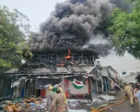 बाराबंकी में शॉर्ट सर्किट से मोटर पार्ट्स की दुकान में भीषण आग, स्कूल के पास मची अफरा-तफरी