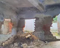 रायबरेली: जर्जर स्कूल भवन से 93 बच्चों की जान पर खतरा, अभिभावकों ने नए कक्ष और रसोई निर्माण की उठाई मांग