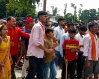 बलिया में पुलिस पिटाई से मौत का आरोप: दारोगा समेत 6 लोगों पर हत्या का मुकदमा दर्ज, ग्रामीणों ने किया प्रदर्शन