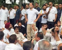 छात्रों पर लाठीचार्ज के विरोध में राहुल-प्रियंका का मार्च, पीएम आवास के बाहर गूंजे ‘इस्तीफा दो’ के नारे
