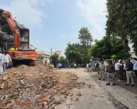 Lucknow Breaking News: अलीगंज अग्निकांड के बाद LDA का बड़ा एक्शन, सेक्टर-डी का विवादित भवन किया जा रहा ध्वस्त