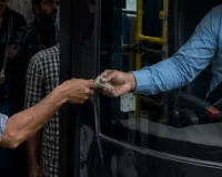 ई-बसों में बड़ा खेल? कंडक्टर हटते ही आधी से भी कम हुई कमाई, बिना टिकट सफर और वसूली के आरोप