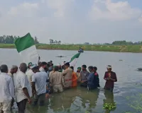 गोमती नदी में उतरकर किसानों का अनोखा प्रदर्शन, 40 मिनट तक पानी में खड़े रहे; प्रशासन को सौंपा 108 सूत्रीय ज्ञापन