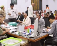 प्रतापगढ़ में बदली जनसुनवाई की तस्वीर: डीएम अभिषेक पांडेय ने हटवाया 'वीआईपी चबूतरा', अब जनता के साथ बराबरी पर बैठकर सुन रहे फरियाद