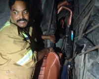 मलीहाबाद में आधी रात भीषण सड़क हादसाः दो ट्रकों की टक्कर में फंसा चालक, घंटों की मशक्कत के बाद निकाला गया जिंदा 