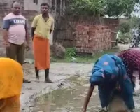 Kushinagar News: 20 साल से सड़क का इंतजार, बारिश के बाद ग्रामीणों ने सड़क पर की धान की रोपाई, अनोखे विरोध ने खींचा ध्यान
