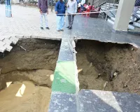 Kanpur News: बाकरगंज में धंसा डॉट नाला, जेपी पैलेस की नींव तक पहुंचा कटाव; बड़ा हादसा टला, लोगों में दहशत
