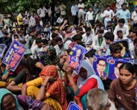 मेरठ में छात्रा हत्याकांड पर बवाल, कलेक्ट्रेट पर प्रदर्शन के दौरान लाठीचार्ज; पुलिस-प्रदर्शनकारियों में तीखी झड़प