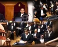 सुप्रीमकोर्ट के जजों को आदेश... हवा में कागज उछाले और चीफ जस्टिस के लिए अभद्र भाषा! देश की सर्वोच्च अदालत में यूपी के एक और वकील का कारनामा 