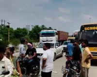 Sultanpur News :  स्कूली बच्चों को सड़क पार करा रहे बस चालक की बाइक की टक्कर से मौत, दंपति घायल