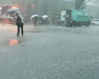 मुंबई में मूसलाधार बारिश,  सड़कें बनीं तालाब; लोकल ट्रेनें प्रभावित, कई इलाकों में जलभराव