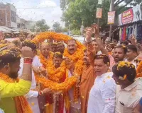 Barabanki News:  भाजपा प्रदेश महामंत्री और मंत्री का भव्य स्वागत, कार्यकर्ताओं ने बुलडोजर से की पुष्पवर्षा