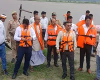 Barabanki News: सरयू का जलस्तर बढ़ने से  प्रशासन अलर्ट, नाव से प्रभावित गांवों व राहत शिविरों का निरीक्षण