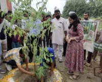 Hardoi News :  बरखेरा में 'वृक्ष भंडारे' का आयोजन, सीडीओ नेहा व्याडवाल ने रोपे पौधे, 4 हजार वृक्षों का हुआ वितरण