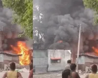 Kanpur News: जूही के कबाड़ गोदाम में लगी भीषण आग, प्लास्टिक के काले धुएं से इलाके में मची अफरातफरी 