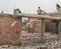 Bahraich News :  नदी का रौद्र रूप, कटान से बचाने के लिए ग्रामीण खुद उजाड़ रहे आशियाने