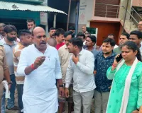  Sultanpur News : जूते उतारकर कीचड़ में उतरे विधायक राजेश गौतम, बदहाल सड़क पर अधिकारियों को लगाई फटकार