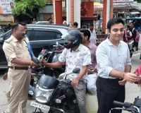 Balrampur News :  गुलाब भी, चालान भी, सड़क सुरक्षा अभियान में प्रशासन का सख्त और संवेदनशील संदेश