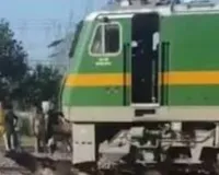  Sitapur News: सतर्क लोको पायलट ने टाला बड़ा रेल हादसा, इंजन के नीचे फंसे युवक की बचाई जान; 20 मिनट रुकी रही ट्रेन