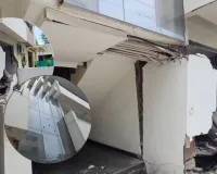  कानपुर के पांडु नगर में भारी बारिश के बाद धंसी बिल्डिंग, मेट्रो निर्माण पर लापरवाही का आरोप