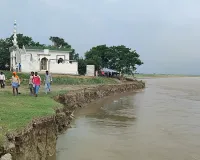  यूपी में बढ़ा गंगा-घाघरा का जलस्तर, कई जिलों में कटान से हड़कंप; अगले 24 घंटे भारी वर्षा के आसार 
