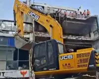 लखनऊ अग्निकांड: LDA ने अलीगंज की अवैध इमारत पर चलाया बुलडोजर, 15 मौतों के बाद बड़ी कार्रवाई