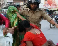 थाने के बाहर घूंघट वाली बहू का हाई-वोल्टेज ड्रामा! सास को जड़े ताबड़तोड़ थप्पड़, VIDEO हुआ वायरल
