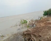  बाराबंकी :  कम हुआ जलस्तर पर नदी के तेवर कायम, कटान तेज 
