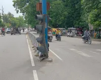 बाराबंकी में ट्रैफिक सिस्टम बेपटरी! डीएम आवास के पास सड़क किनारे पड़ा मिला ट्रैफिक सिग्नल, सिस्टम पर उठे बड़े सवाल