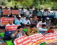 69000 शिक्षक भर्ती अभ्यर्थियों का अनोखा प्रदर्शन, कान पकड़कर लगाई दंड बैठक; बोले- योगी जी, गलती हुई हो तो माफ करें, न्याय करें